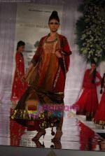 Model walks the ramp for Manish Malhotra at Aamby Valley India Bridal Week day 5 on 2nd Nov 2010 (91).JPG